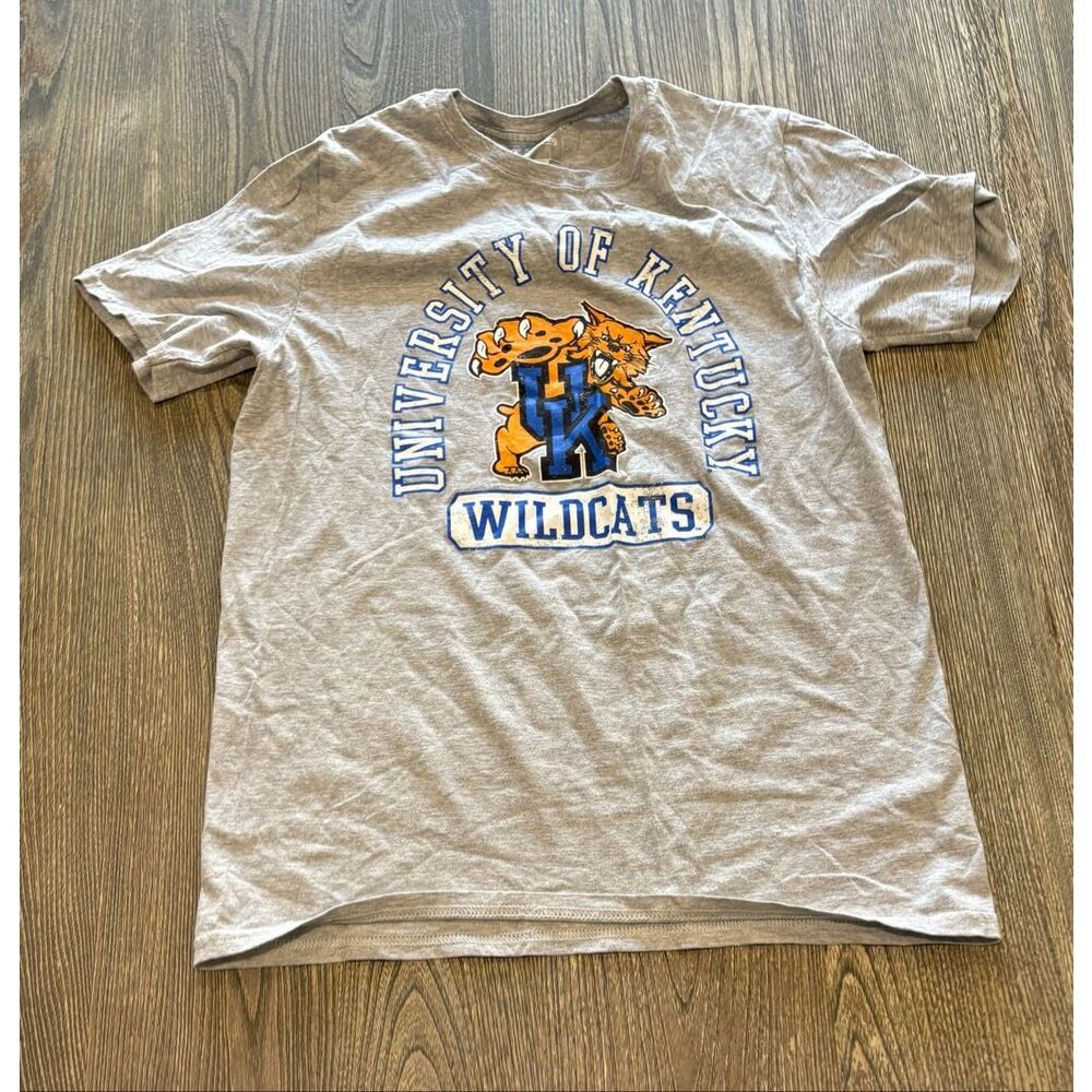 Captivating UK Wildcats Graphic Print T-Shirt Short Sleeve Crewneck Gray Size M